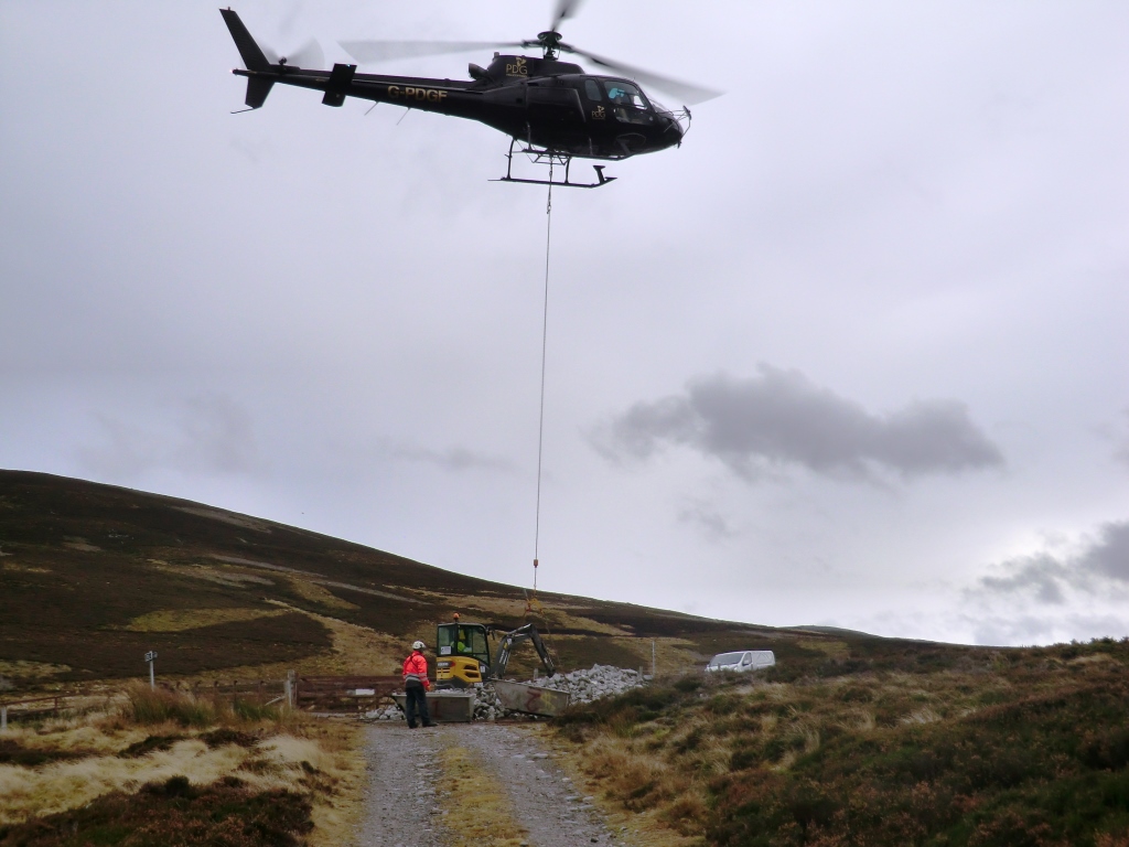 Helicopter lifting skip